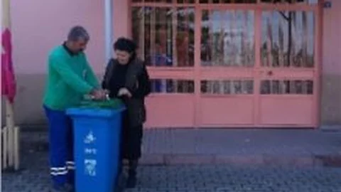 Kartepe Okullarında Çöp Sepetleri Ve Konteynerleri Yenileniyor