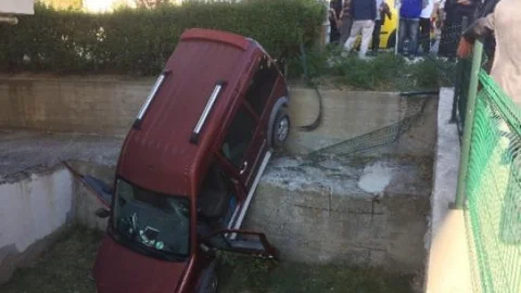 Zırhlı Posta Aracıyla Çarpışan Otomobil Sitenin Bahçesine Uçtu: 1 Yaralı