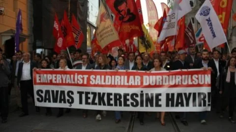 Taksim'de Tezkere Protestosu