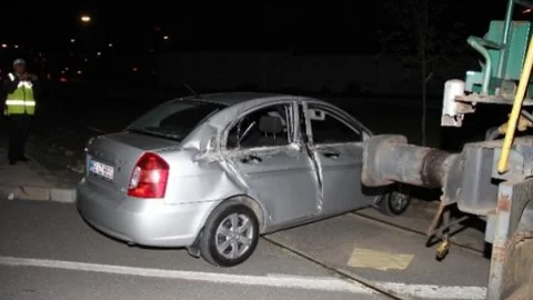 Lokomotif Otomobile Çarptı: 2 Yaralı