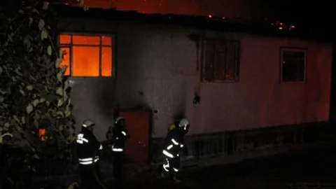 Yaşlı Adam Evinde Çıkan Yangında Hayatını Kaybetti