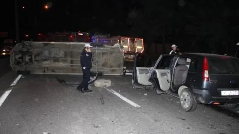 Otomobil Servis Minibüsüne Çarptı: 2 Yaralı