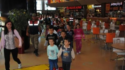 Bayram Öncesinde Jandarmadan Köy Çocuklarına Sinema Sürprizi