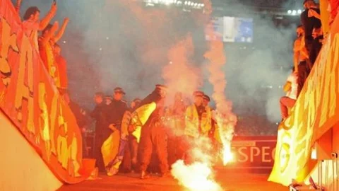 Galatasaraylı Taraftarlardan Meşale Yağmuru