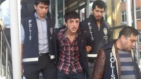 (özel Haber) Kiliseyi Soyup Sokak Ortasında İki Kişiyi Vuran Zanlı Kamerada