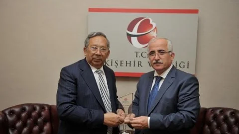 Özbekistanlı Yazar Tahir Melik Ödülünü Vali Tuna'nın Elinden Aldı