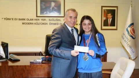 Başkan Zolan'dan İşitme Engelli Sporculara Ödül