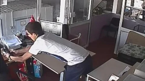 İş Yerine Kamera Taktırdı 2 Saat Sonra Cüzdanı Çalındı