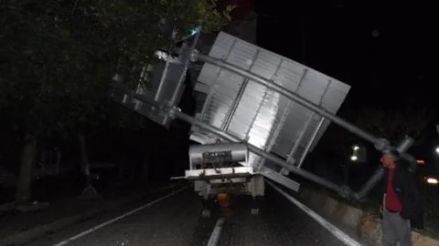 Tır'ın Dorsesi Açık Kaldı Facianın Eşiğinden Dönüldü