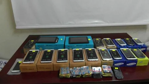 Amasya polisinden kaçak telefon ve hap baskını!