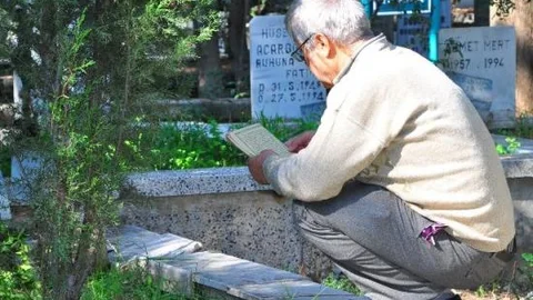 Arefe Günü Mezarlıklar Doldu Taştı