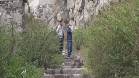 Heyelan sonrası kopan kayalar mahalleye düştü!