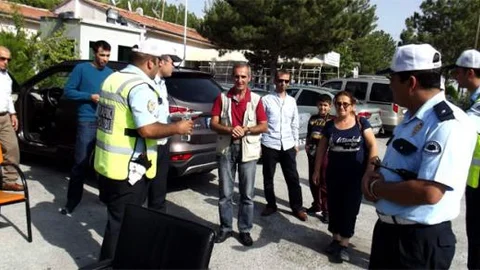 Polis aracı durdurunca ceza sandılar!