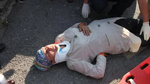 Kaldırımdan düşen kadın hastaneye kaldırıldı!