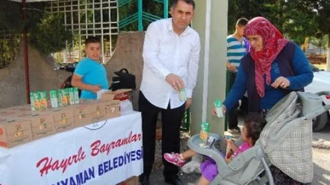 Adıyaman Belediyesi'nden Mezarlıkta Bisküvi Ve Meyve Suyu Dağıtımı