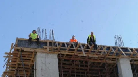 Bayram Öncesi Ödemelerini Alamayan İşçiler İnşaatın Çatısına Çıktı