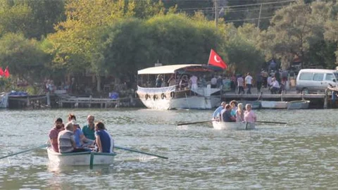 Ölmüşlerini sandalla ziyaret ediyorlar!