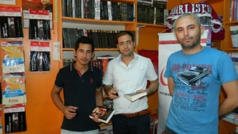 (özel Haber) Kitap Satışı İçin İlginç Kampanya: Kitap Alana Çay Bedava