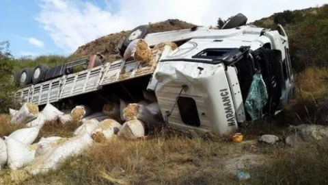 Saman Yüklü Tır Devrildi: 2 Ölü 1 Yaralı