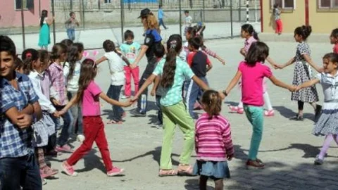 Ağrı'da Polis Amcalar Kırtasiye Seti Projesi