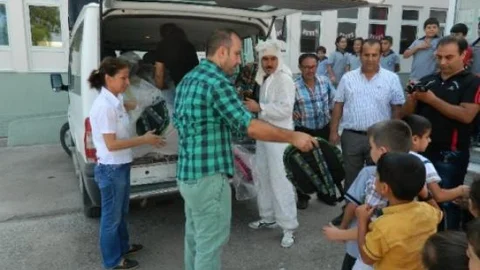 Annesine Verdiği Sözü Tutmak İçin 2 Bin Adet Okul Çantası Dağıttı