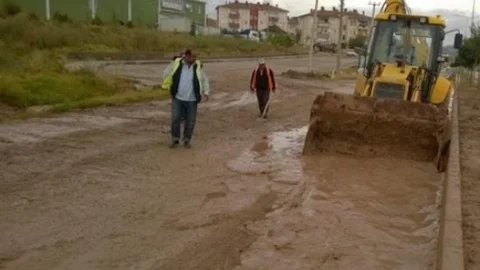 Çamur Kaplı Yolu Karayolu Ekipleri Temizledi