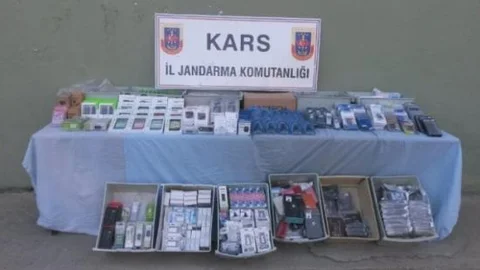 Kars'ta 50 Bin Lira Değerinde Kaçak Cep Telefonu Aksesuarı Ele Geçirildi