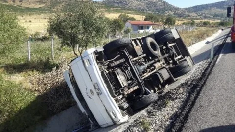 Kimyasal Yüklü Kamyon Devrildi: 1 Yaralı