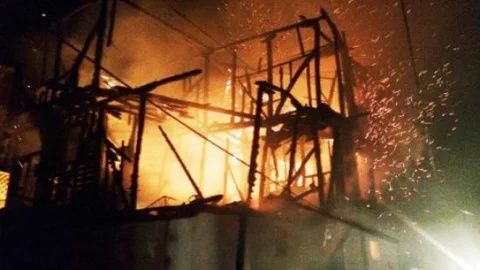 Kedi Ve Köpek Dolu Ev Tamamen Yandı