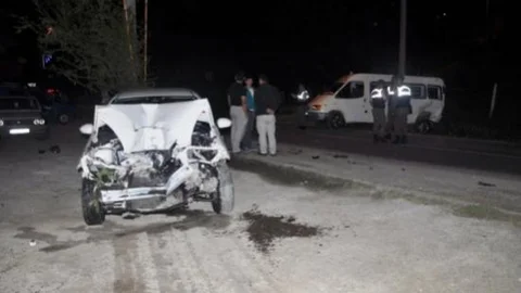 Önce Minibüse Sonra Duvara Çarptı