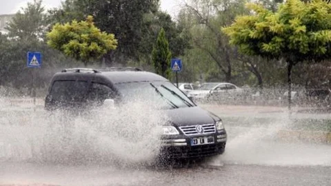 Elazığ'da Sağanak Yağış Hayatı Olumsuz Etkiledi