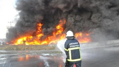 Aksaray'da Lastik Fabrikasındaki Yangın Sürüyor