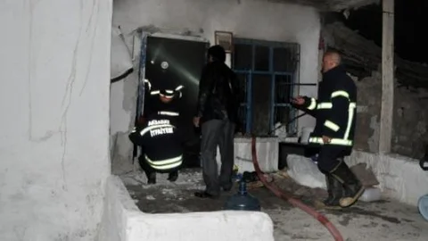 İtfaiye Yanan Eve Pencereden Girdi
