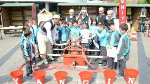 İtfaiye Standındaki Tulumbacılar Büyük İlgi Gördü