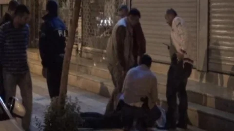 Diyarbakır'da Ateş Yakıp Yolu Trafiğe Kapatan Gruba Müdahale