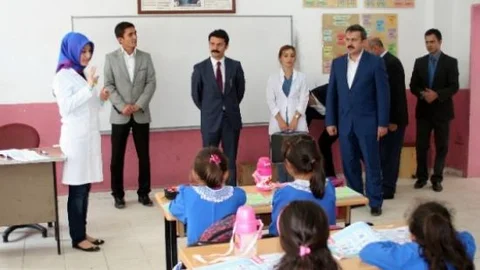 Öğrencilere Diş Macunu Ve Diş Fırçası Dağıtıldı