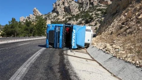 Mut'ta Havuç Yüklü Tır Devrildi: 1 Yaralı