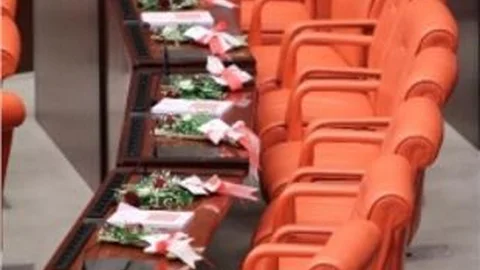 Milletvekilleri Genel Kurul'da Çiçeklerle Karşılandı