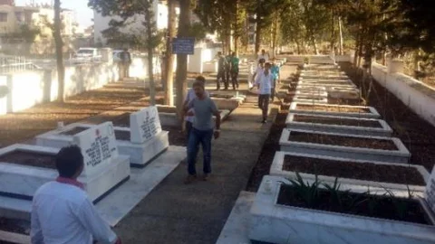 Ülkücü Gençler Şehitlerin Mezarını Temizledi