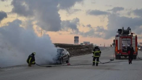 Seyir Halindeki Otomobil Alev Alev Yandı