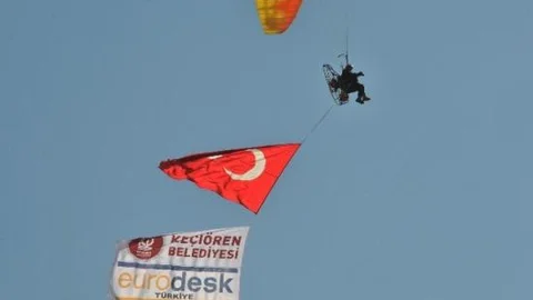 Motorlu Yamaç Paraşütleri Eurodesk İçin Havalandı