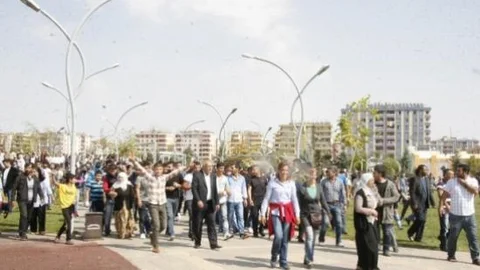 Diyarbakır'da İzinsiz Yürüyüşe Polis Müdahalesi