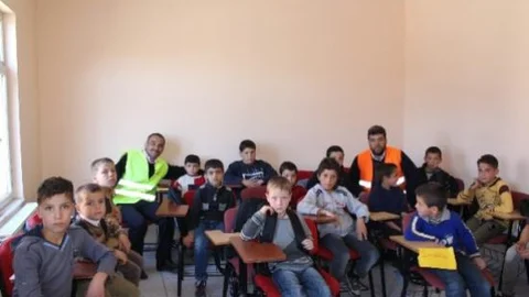 Anadolu Gençlik Derneğinden Suriyeli Vatandaşlara Kıyafet Yardımı