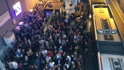 Bayram Trafiği Metrobüs Yolunu Çileye Dönüştürdü