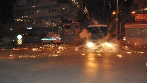 Polis Karakoluna Molotoflu Ve Havai Fişekli Saldırı