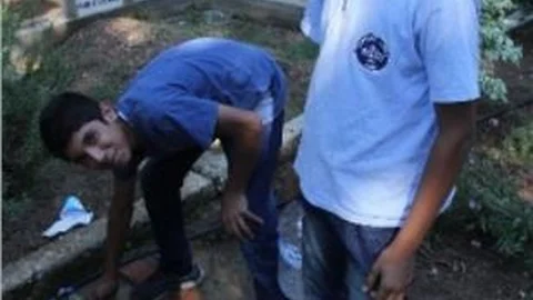 Mezar Sulayarak Bayram Harçlığı Çıkarıyorlar