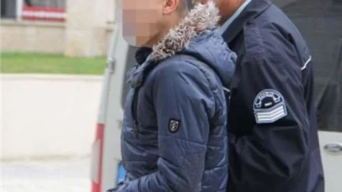 Silahı Yakalatınca Polisten Kaçan Genç Teslim Oldu