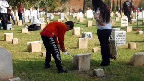 Para Kazanmak İçin Mezar Suluyorlar