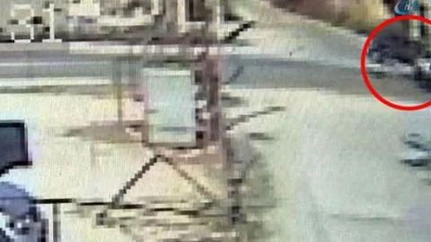 Motosiklet ile otomobil böyle çarpıştı!