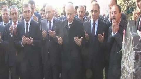 Bahçeli, Alparslan Türkeş'in mezarını ziyaret etti!